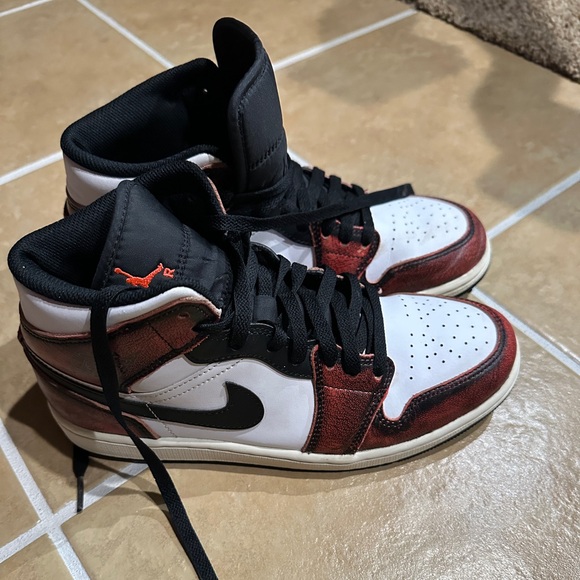 Air Jordan 1 Mid SE - Picture 1 of 4